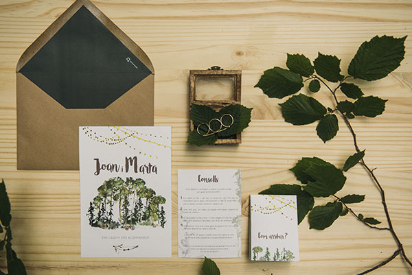 Invitación de boda rústica inspirada en el bosque